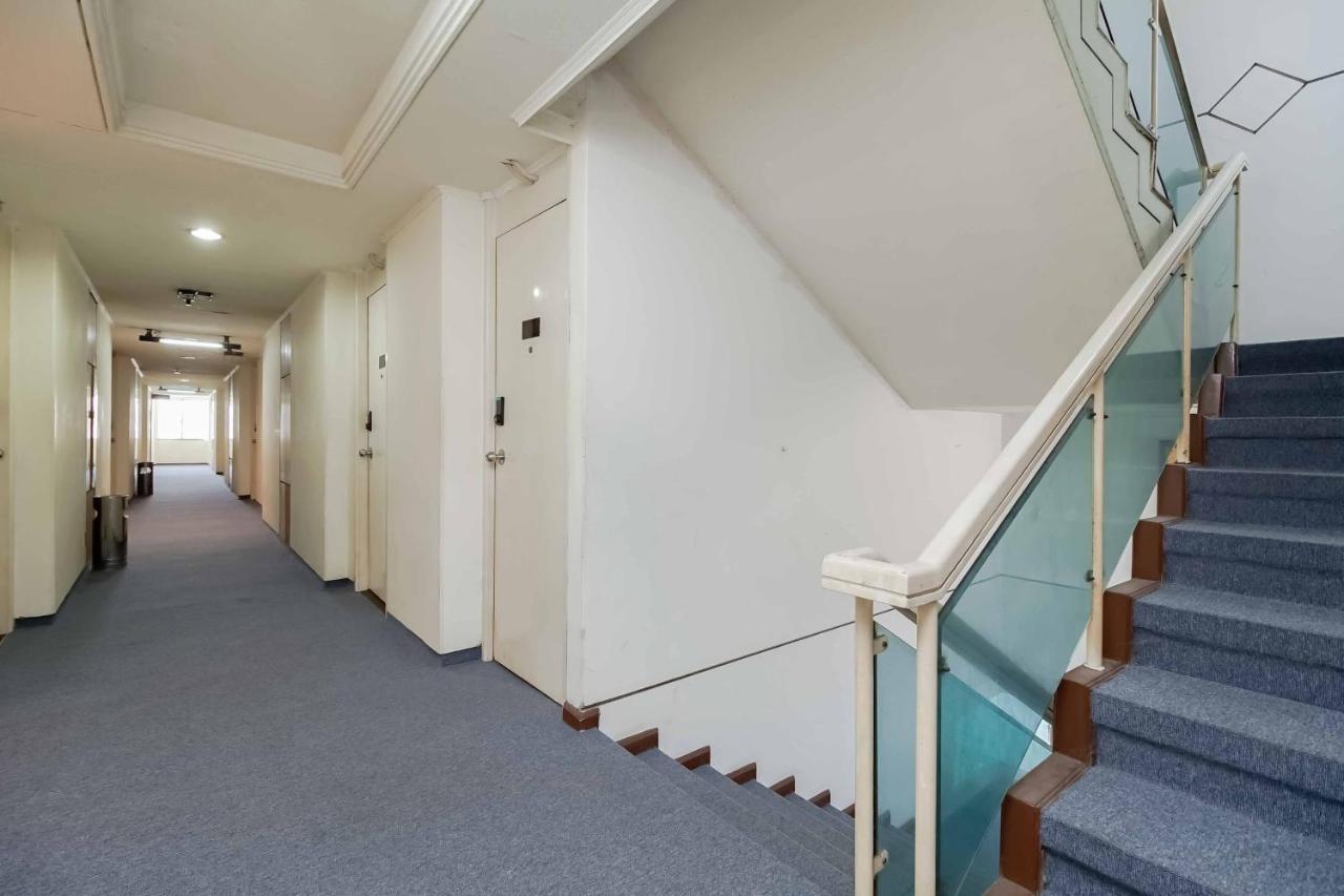 Reddoorz Plus Near Kebayoran Baru Blok S Jakarta Exteriör bild